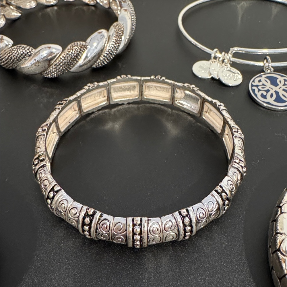 Lot of Silver Tone Jewelry - Picture 5 of 8